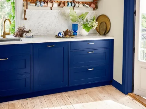 Köksluckor målade med färg från Beckers