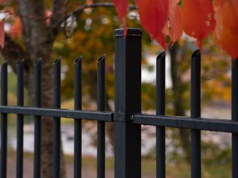 Staket i metall målat med färg från Beckers