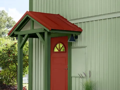 Trähus målat med färg från Beckers