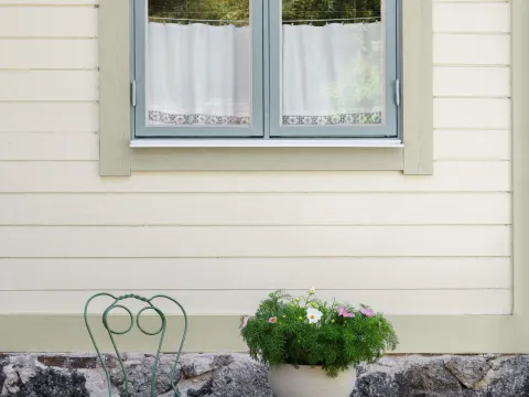 Foder till fönster målat med färg från Beckers