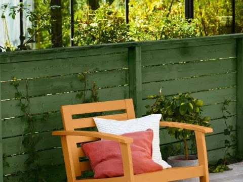 Utemöbler och terrass målade med färg från Beckers