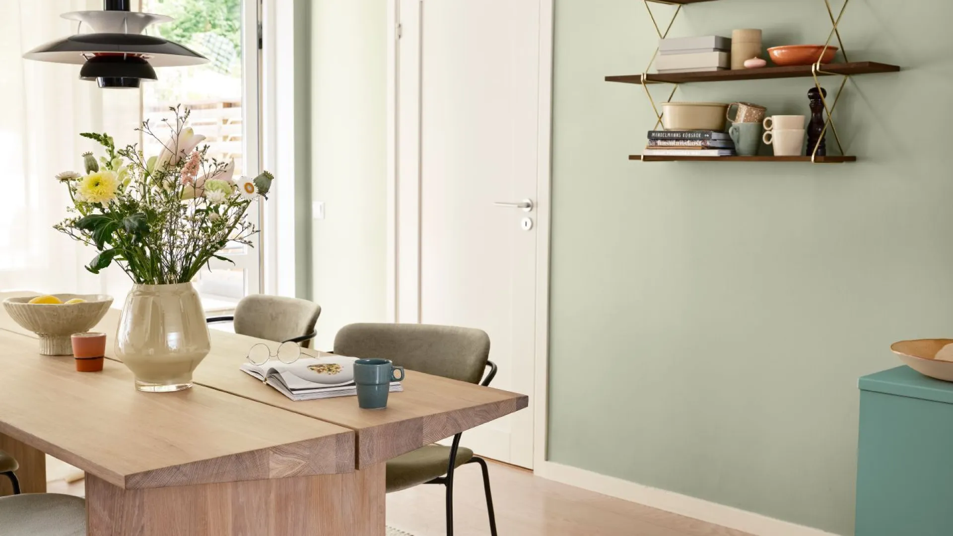 matsal med ljusgrön vägg och mjukt gult tak