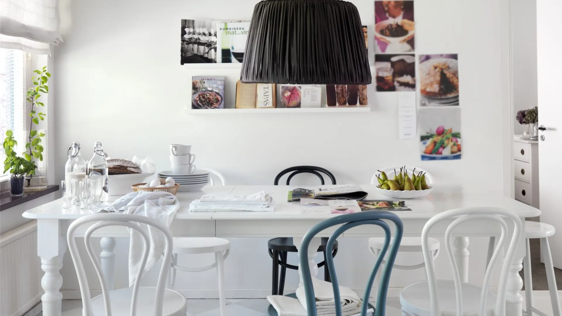 Matsalsbord med stolar