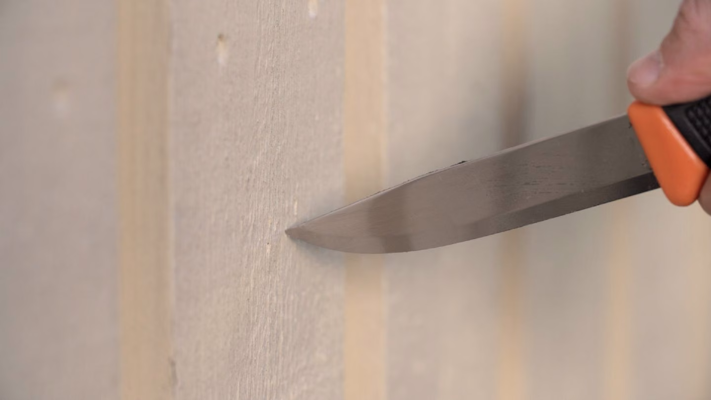 Kniv i väggen