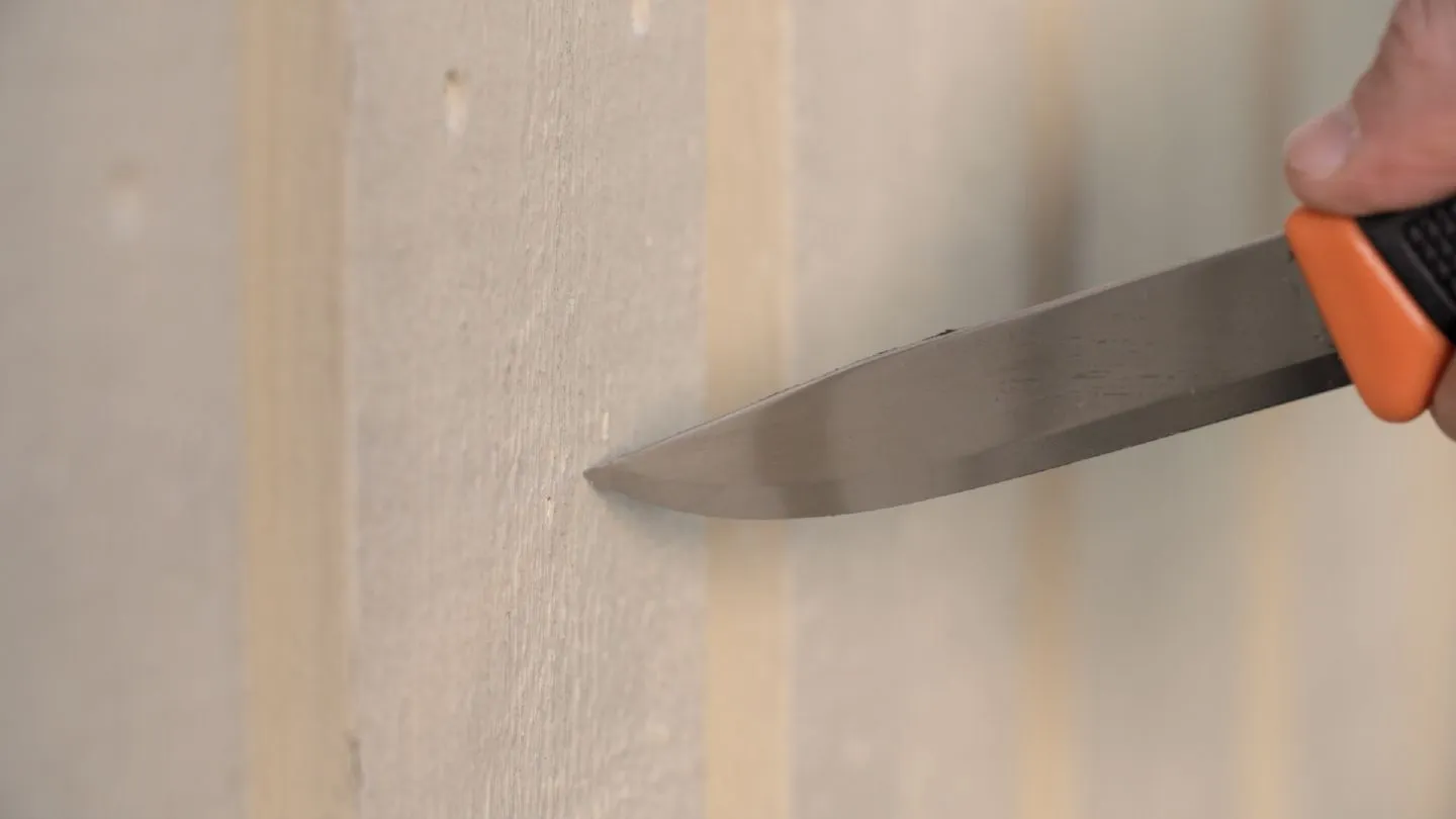 Kniv i väggen