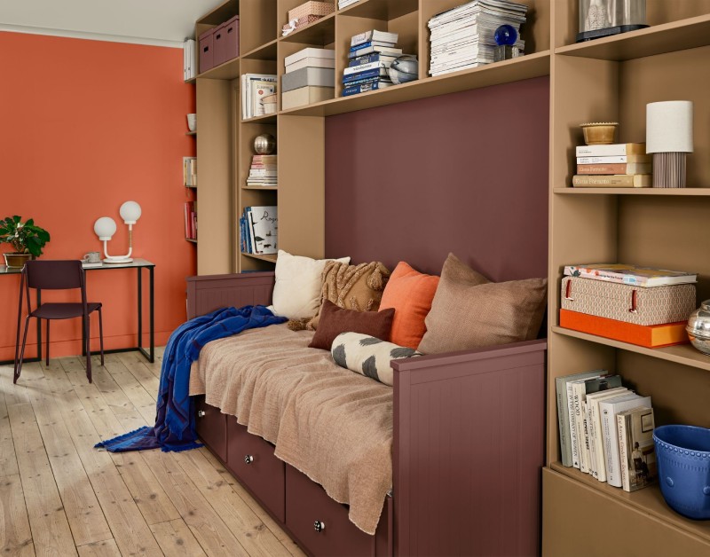 orangea väggfärg och platsbyggd säng i varm brun