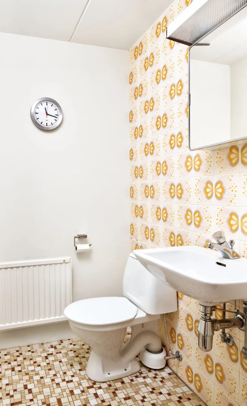 Light-renovera toalett med Beckers Ceramic Tile