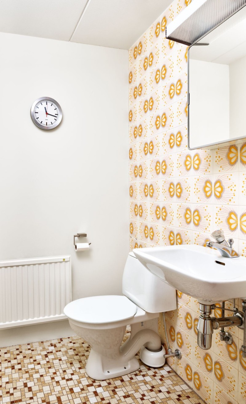 Light-renovera toalett med Beckers Ceramic Tile